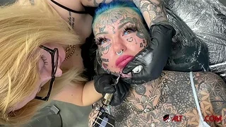 Australian bombshell Amber Luke gets a advanced chin tattoo